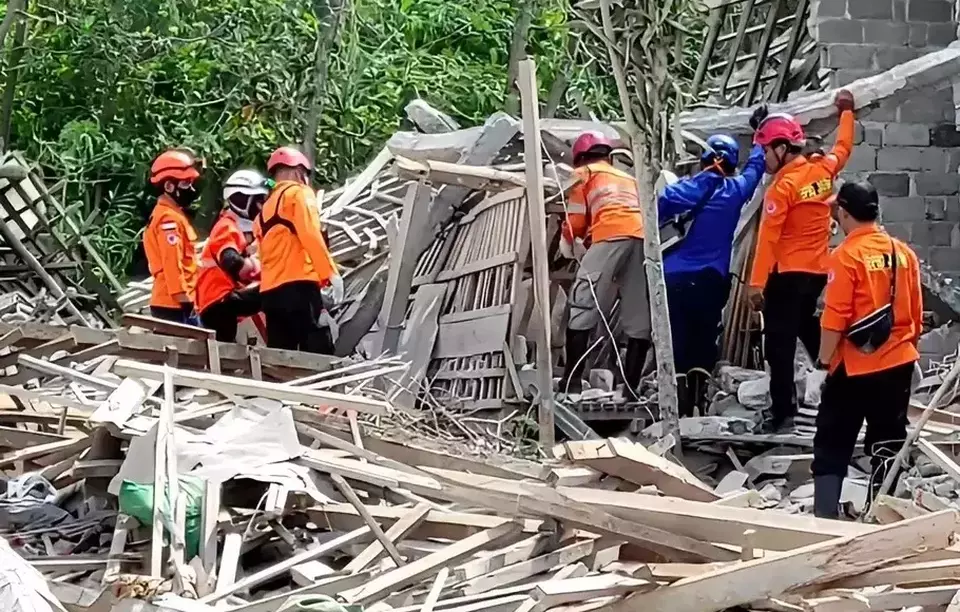 Rescue workers search for victims under the rubble on Feb. 20, 2023, a day after a firework explosion destroyed homes in the East Java town of Blitar. (B-Universe Photo/Mohammad Muajijin)
