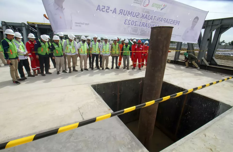 Energy and Mineral Resources Ministry officials visit the A-55A well drilling in North Aceh on Jan. 17, 2023. (Antara Photo/Rahmad)	