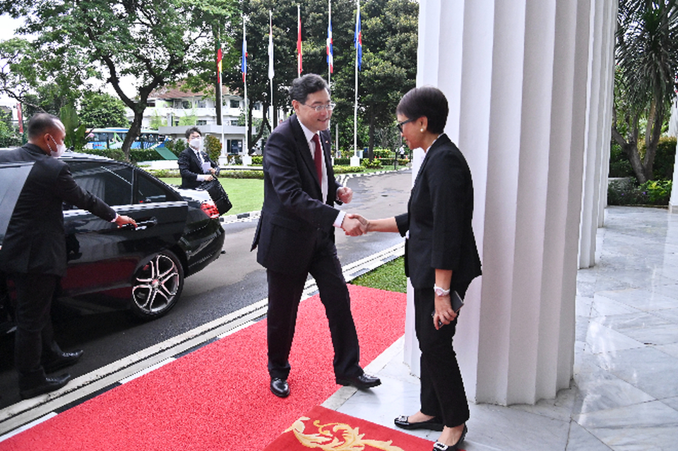 Foreign Affairs Minister Retno Marsudi shakes hands with her Chinese counterpart Qin Gang in Jakarta on Feb. 22, 2023. (Photo Courtesy of Foreign Affairs Ministry)