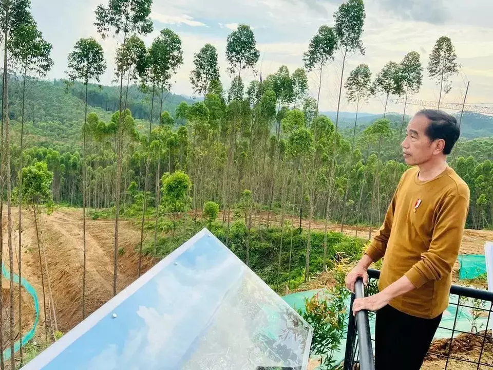 President Joko "Jokowi" Widodo visits the construction site of the presidential palace in the new state capital Nusantara in East Kalimantan on Feb. 23, 2023. (Photo Courtesy of Presidential Press Bureau)