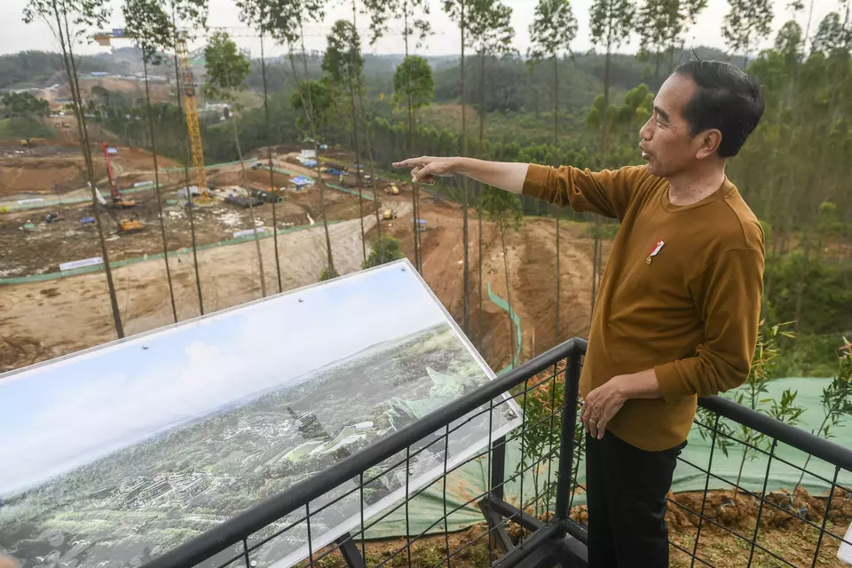 President Joko "Jokowi" Widodo visits the construction site of the presidential palace in the new state capital Nusantara in East Kalimantan on Feb. 23, 2023. (Antara Photo//Hafidz Mubarak A)
