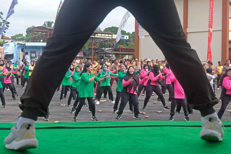 A number of military and police officers join an exercise session in Temanggung on Feb. 24, 2023. (Antara Photo/TWCB PR)