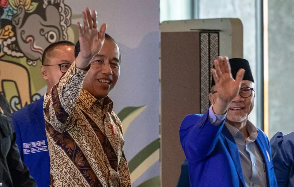 National Mandate Party (PAN) Chairman Zulkifli Hasan, right, and President Joko Widodo greet participants of the PAN national gathering, in Semarang, Central Java, on Feb. 26. 2023. (Antara photo)