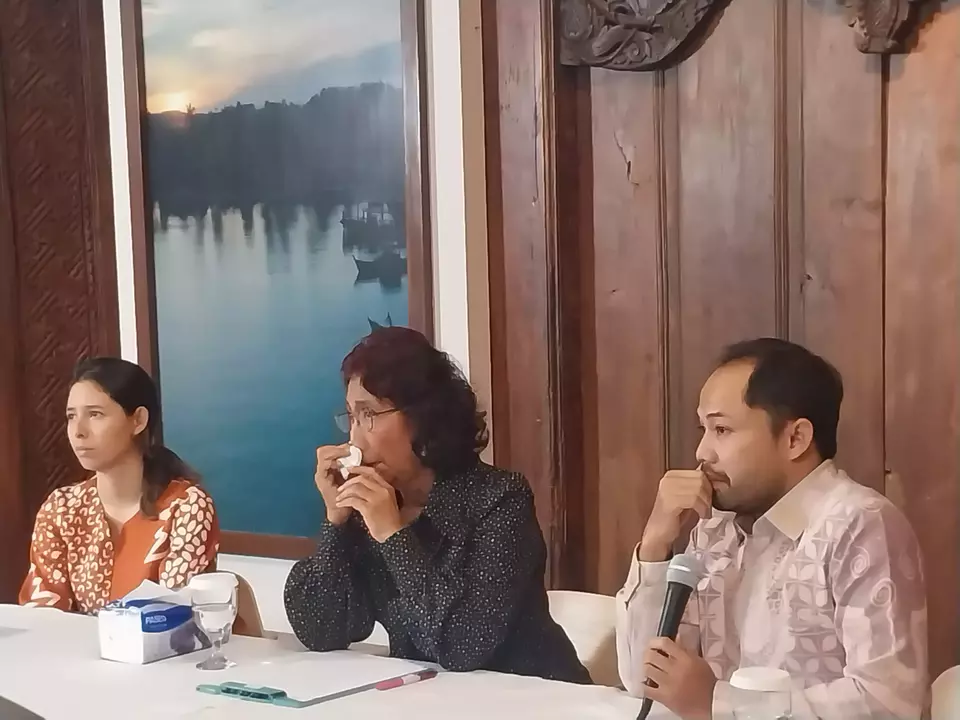 Susi Air founder Susi Pudjiastuti (center) speaks to reporters to give updates on the kidnapping of Susi Air pilot Phillip Mark Mehrtens in Jakarta on March 1, 2023. (JG Photo/Jayanty Nada Shofa)