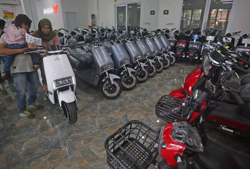 Potential buyers browse the electric motorbikes at the Tangkas showroom in South Tangerang on March 6, 2023. (Antara Photo/Muhammad Iqbal)