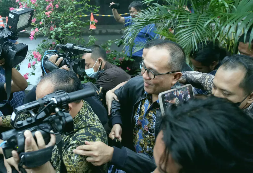 Tax official Rafael Alun Trisambodo, second right, visits the Corruption Eradication Commission (KPK) office in Jakarta on March 1, 2023. (Joanito De Saojoao)