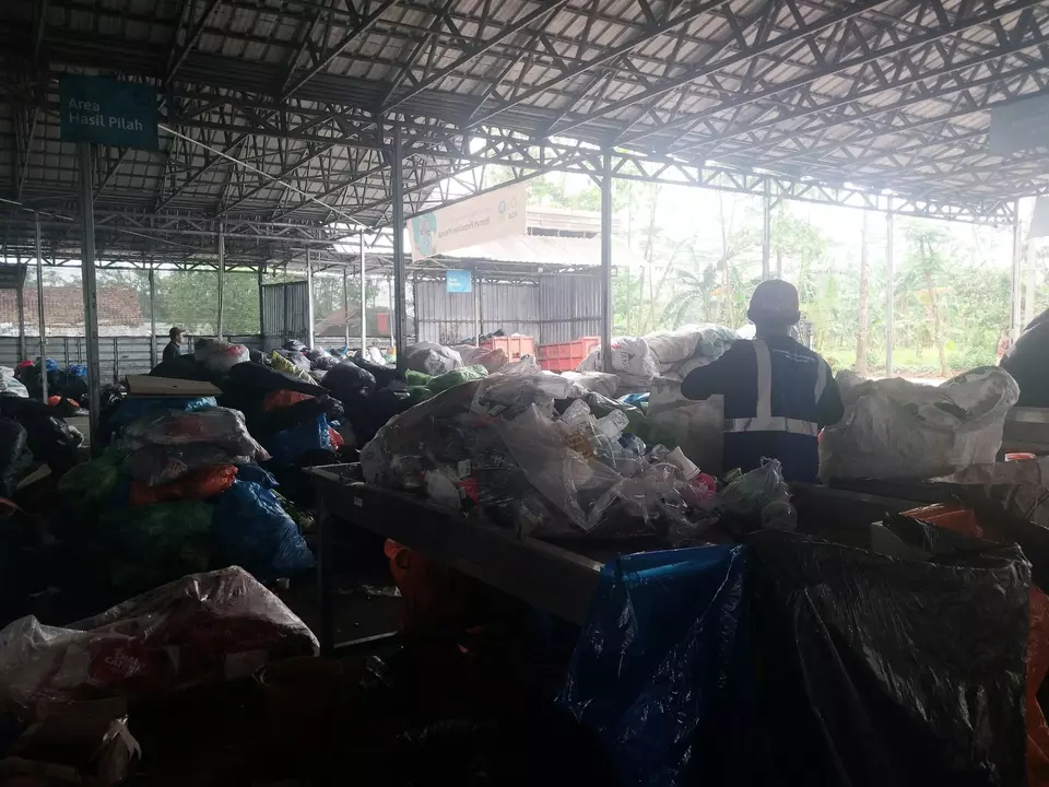 Waste management activities at the Waste4Change material recovery facility in Bekasi as seen on March 8, 2023. (JG Photo/Jayanty Nada Shofa)