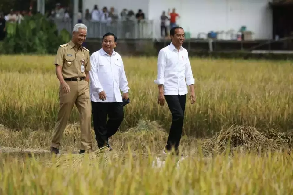 President Joko Widodo, rights, walks along a dike accompanied by Defense Minister Prabowo Subianto, center, and Central Java Governor Ganjar Pranowo in Kebumen, Central Java, on March 9, 2023. (Presidential Press Bureau)