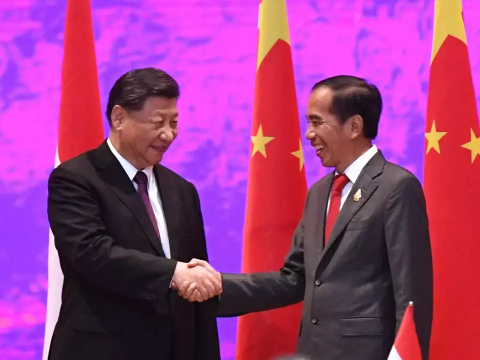 President Joko "Jokowi" Widodo shakes hands with his Chinese counterpart Xi Jinping. (Photo Courtesy of Presidential Press Bureau)