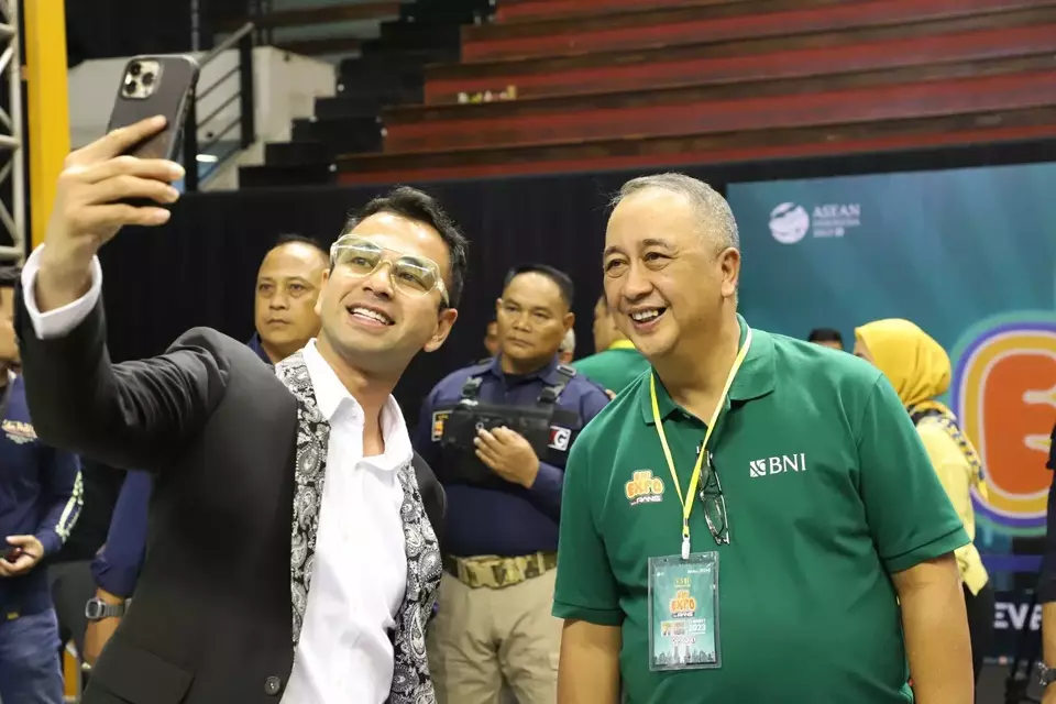 RANS Entertainment owner Raffi Ahmad takes a selfie with BNI president director Royke Tumilaar. Both companies jointly host the BNI EXPO with RANS at DBL Arena Surabaya on March 10-12, 2023. (Photo Courtesy of BNI)