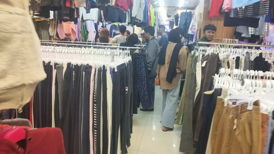 Second-hand clothes are traded at Senen Market in Jakarta on March 11, 2023.  (Beritasatu Photo/Herman)