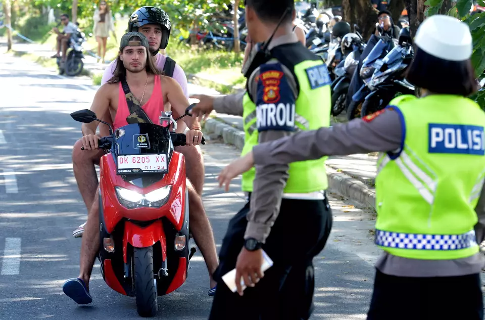 Bali police stops foreign tourists who violate traffic laws in Canggu, Badung,  on March 9, 2023. (Antara Photo/Fikri Yusuf)