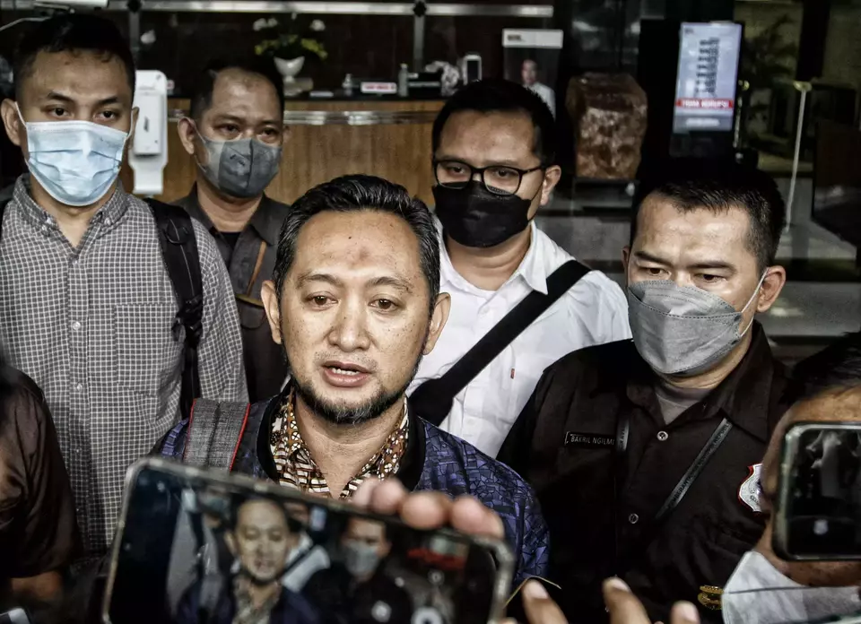 Makassar Customs Office Head Andhi Pramono, center, speaks to journalists after being interrogated by the Corruption Eradication Commission in Jakarta on March 14, 2023. (B-Universe Photo/Joanito De Saojoao)