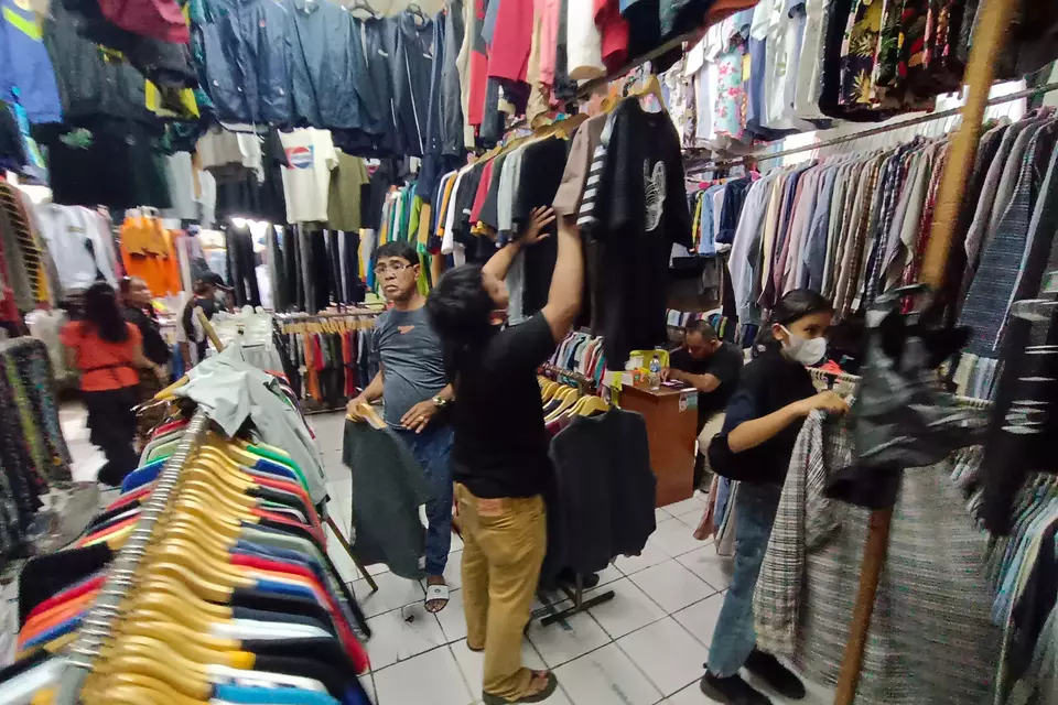 Shoppers choose apparel at a second-hand clothing store at Senen Market, Jakarta, on March 13, 2023. (B-Universe Photo/Mohammad Defrizal)
