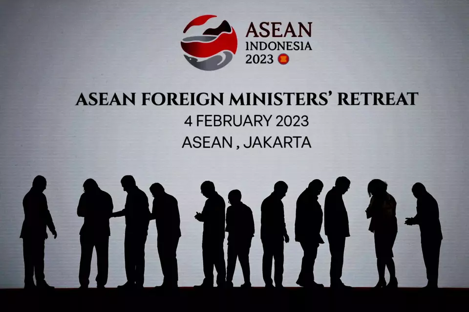 The silhouettes of the foreign ministers of ASEAN getting off the stage at the ASEAN Foreign Ministers' Retreat in Jakarta in Feb. 4, 2023. (Antara Photo/Aditya Pradana Putra)
