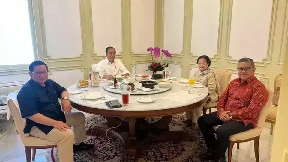 From left: Cabinet Secretary Pramono Anung, President Joko Widodo, PDI-P Chairwoman Megawati Soekarnoputri, and PDI-P Secretary-General Hasto Kristiyanto meet at the Merdeka Palace in Jakarta on March 18, 2023. (Handout)