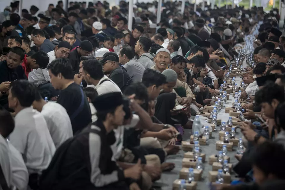 Muslims wait for iftar at Sheikh Zayed mosque in Solo, East Java, on March 23, 2023. (Antara Photo/Mohammad Ayudha)