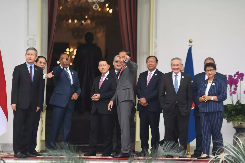 President Joko "Jokowi" Widodo meets with the foreign affairs ministers of ASEAN countries at Merdeka Palace in Jakarta on Feb. 3, 2023. (Antara Photo/Hafidz Mubarak)