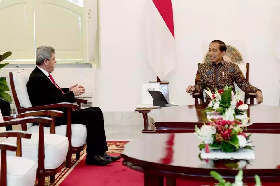 Palestinian Ambassador Zuhair Al-Shun, left, is received by President Joko Widodo at the Merdeka Palace in Jakarta on March 24, 2023. (Photo Courtesy of the State Secretariat)