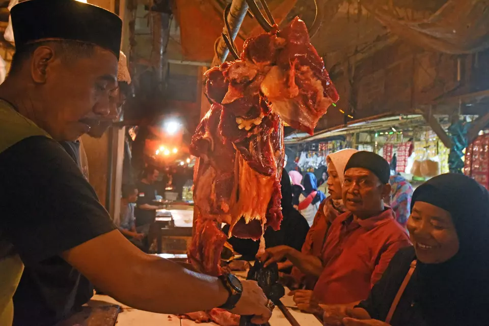 Customers buy meat at a market in Serang, Banten, on March 22, 2023. (Antara Photo/Asep Fathulrahman)
