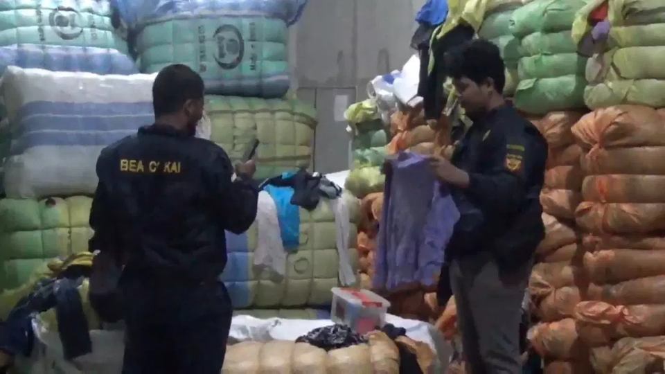 Jambi police and the regional customs office raids a warehouse in Muaro Jambi regency on March 24, 2023. (B Universe Photo/M Husen)