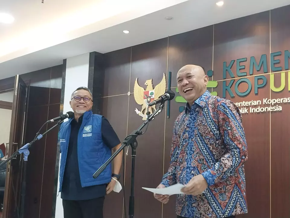 Trade Minister Zulkifli Hasan (left) and SME Minister Teten Masduki (right) give a press statement on imported secondhand clothing in Jakarta on March 27, 2023. (JG Photo/Jayanty Nada Shofa)