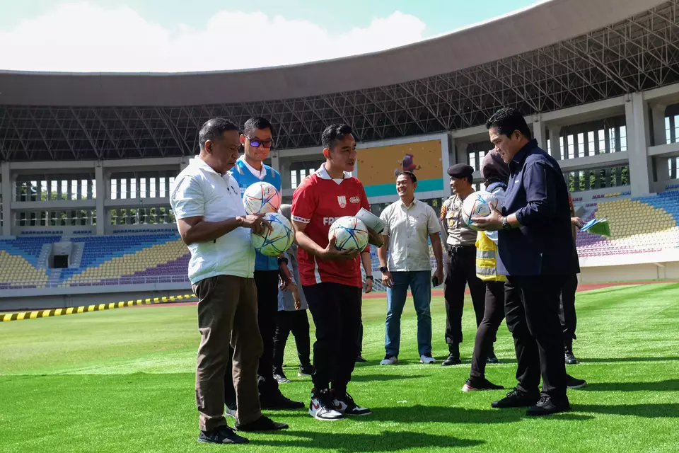 Indonesian Football Association (PSSI) Chairman Erick Thohir, right, visits Manahan Stadium in Solo, Central Java on March 12, 2023, to check preparations as one of the designated venues for the FIFA U-20 World Cup. (Antara Photo)