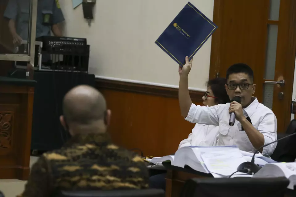 Police officer Dody Prawiranegara, right, speaks angrily to co-defendant Teddy Minahasa during a hearing at the West Jakarta District Court on March 1, 2023. (Antara Photo/Rivan Awal Lingga)