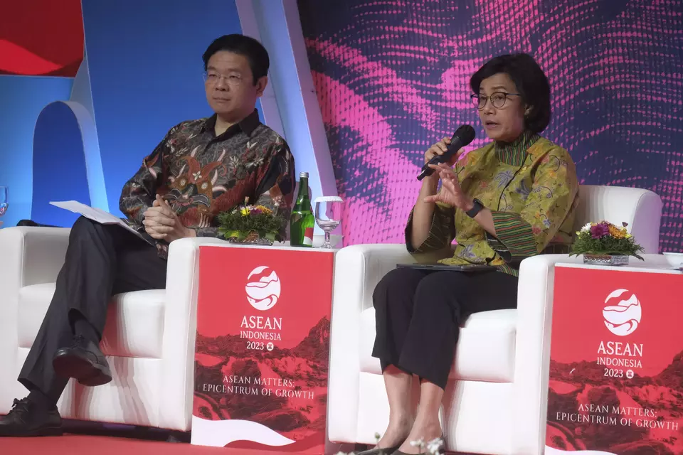 Finance Minister Sri Mulyani (right) and her Singaporean counterpart Lawrence Wong join the panel of a ASEAN financing transition seminar in Bali on March 30, 2023. The seminar is part of the ASEAN Finance Ministers and Central Bank Governors Meeting (AFMGM). (Antara Photo/Nyoman Hendea)