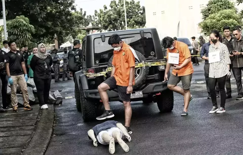 Criminal suspect Mario Dandy Satrio, center, recreates the moment when he trampled on the head of his victim Cristalino David Ozora behind his Rubicon Jeep during the police reenactment of the case in Pesanggrahan, Jakarta, on March 10, 2023. (B-Universe Photo/Joanito De Saojoao)