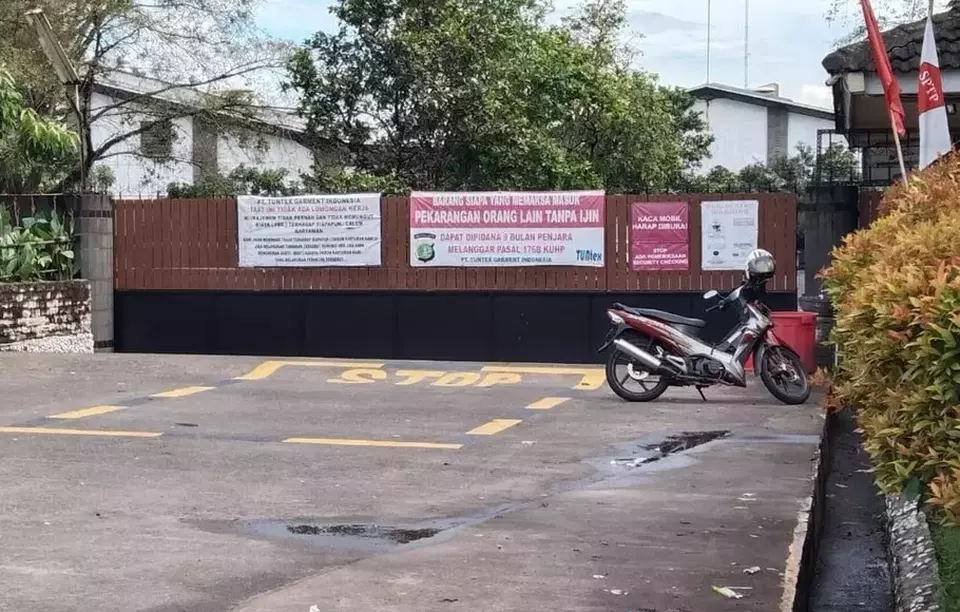 The main gate of garment factory Tuntex Garment Indonesia in Tangerang Regency, Banten province, is closed on April 3, 2023. (B-Universe Photo/Wawan Kurniawan)