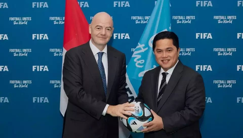 FIFA President Gianni Infantino, left, meets with Indonesian Football Association (PSSI) Chairman Erick Thohir in Paris on April 6, 2023. (Photo courtesy of FIFA)