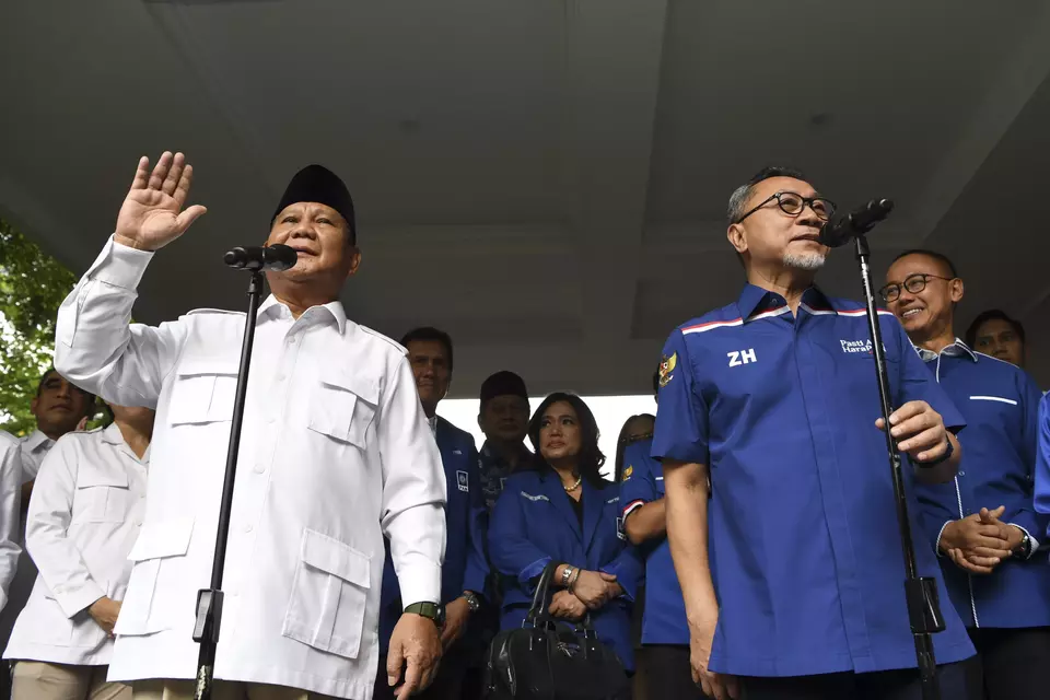 Great Indonesia Movement Party (Gerindra) Chairman Prabowo Subianto, left, speaks in a joint press conference with National Mandate Party (PAN) Chairman Zulkilfi Hasan at his residence in Kebayoran Baru, South Jakarta, on April 8, 2023. (Antara Photo)