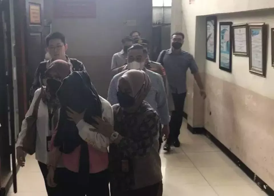 The juvenile defendant identified by initials AG, center, arrives at the South Jakarta District Court on March 29, 2023. (B-Universe Photo)