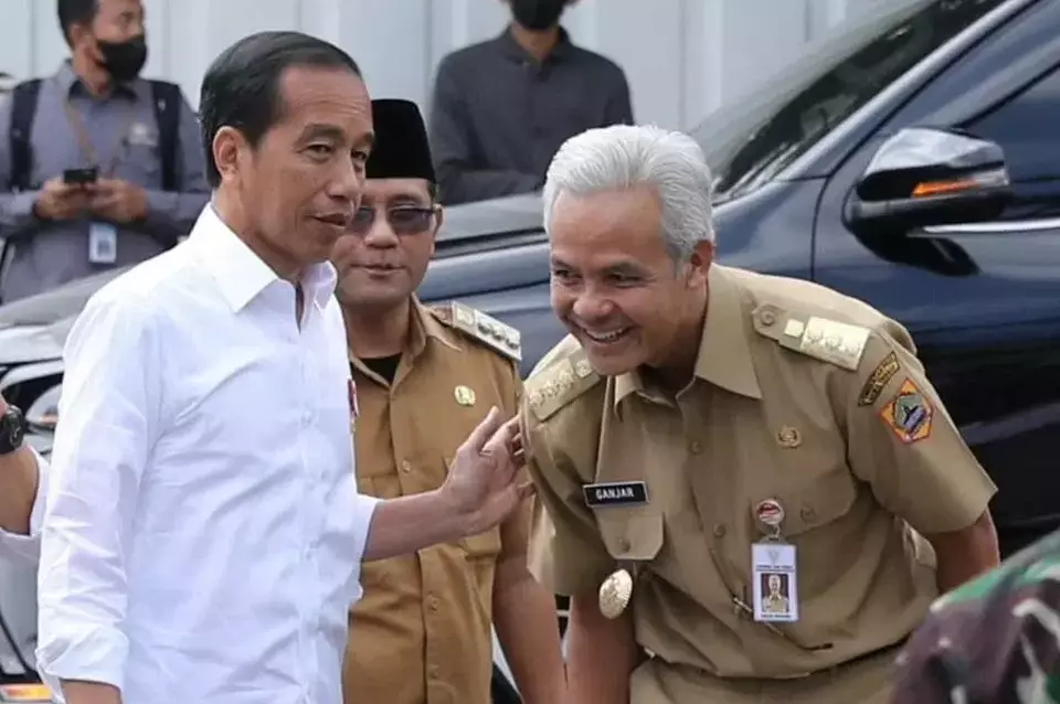 President Joko Widodo, left, is accompanied by Central Java Governor Ganjar Pranowo during a visit to Boyolali on April 10, 2023. (Photo courtesy of Presidential Press Bureau)