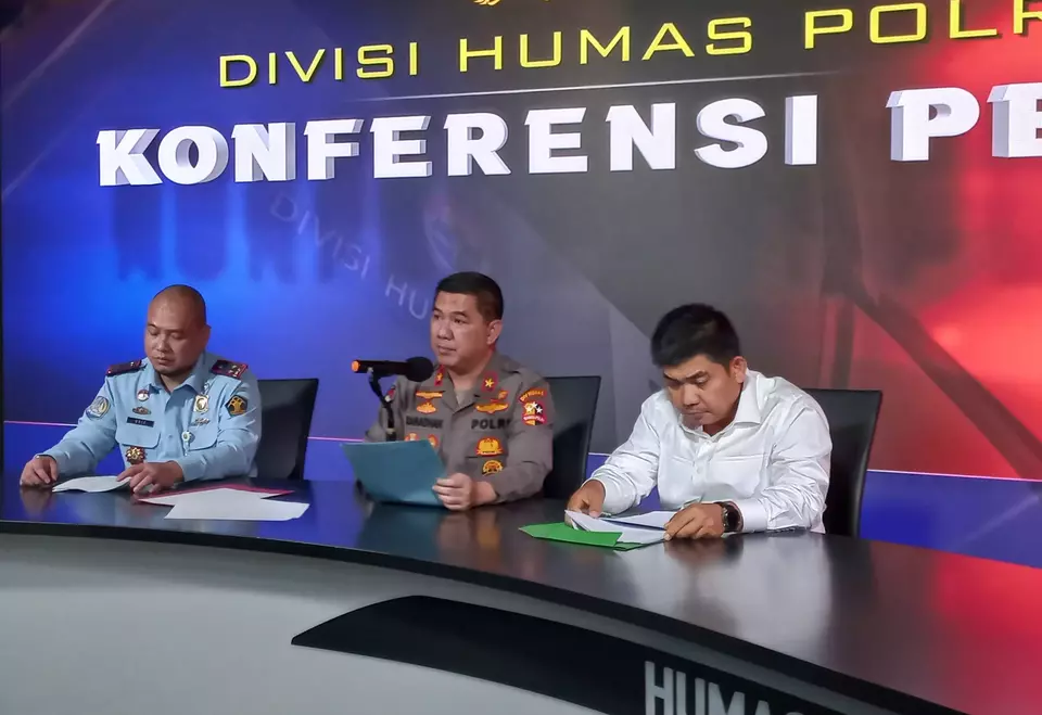 Counterterrorism squad Detachment 88 spokesman Chief Comr. Aswin Siregar, center, speaks during a press conference at the National Police headquarters in Jakarta on April 11, 2023. (Muhammad Aulia)