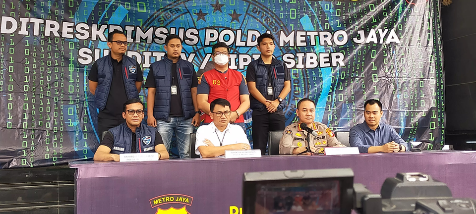 The police names Mohammad Iman Mahlil Lubis as the suspect in the fraudulent QRIS code case at the Jakarta Metropolitan Police on April 11, 2023. Iman previously placed fake QRIS at several mosques and shopping centers in Jakarta. (B Universe Photo/Prasetyo Nugroho)