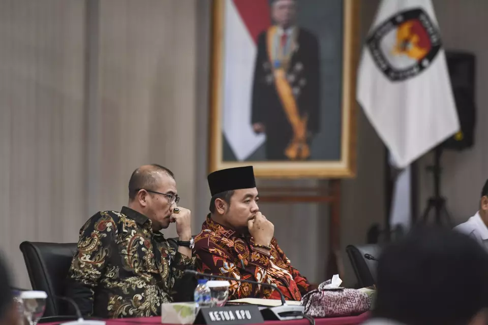 General Election Commission (KPU) Chairman Hasyim Asyari, left, and KPU Commissioner Mochammad Afifudin follow a discussion in Jakarta on March 9, 2023. (Antara Photo)