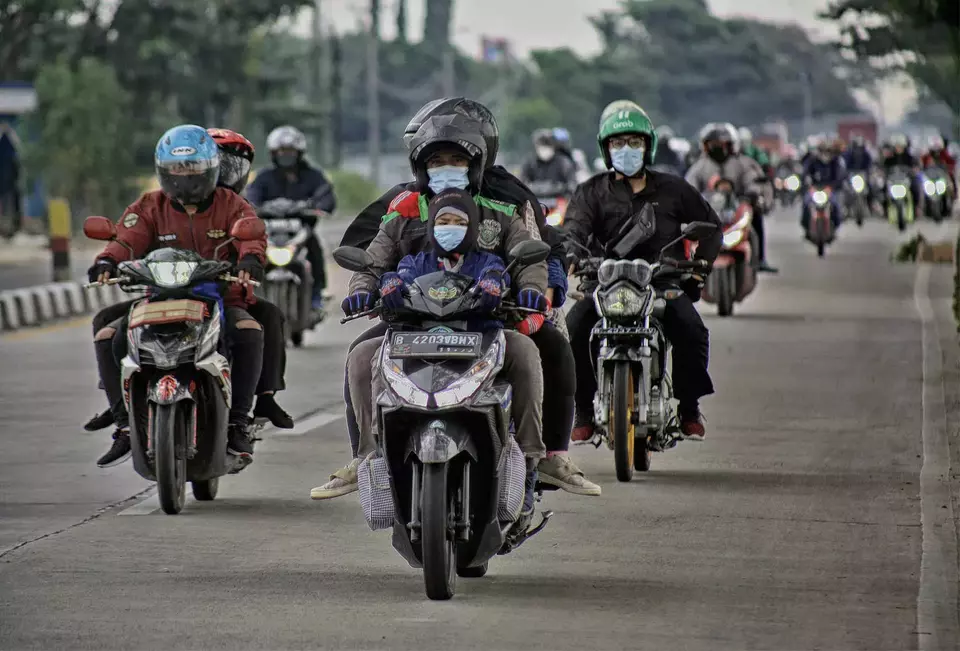 Indonesians go on their Eid trips by motorbikes in Pamanukan, West Java, on April 29, 2022. (B Universe Photo/Joanito de Saojao)