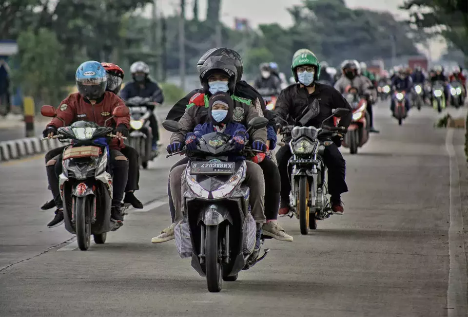 Eid travelers ride motorbikes in Pamanukan, West Java, on April 29, 2022. (B Universe Photo/Joanito de Saojao)