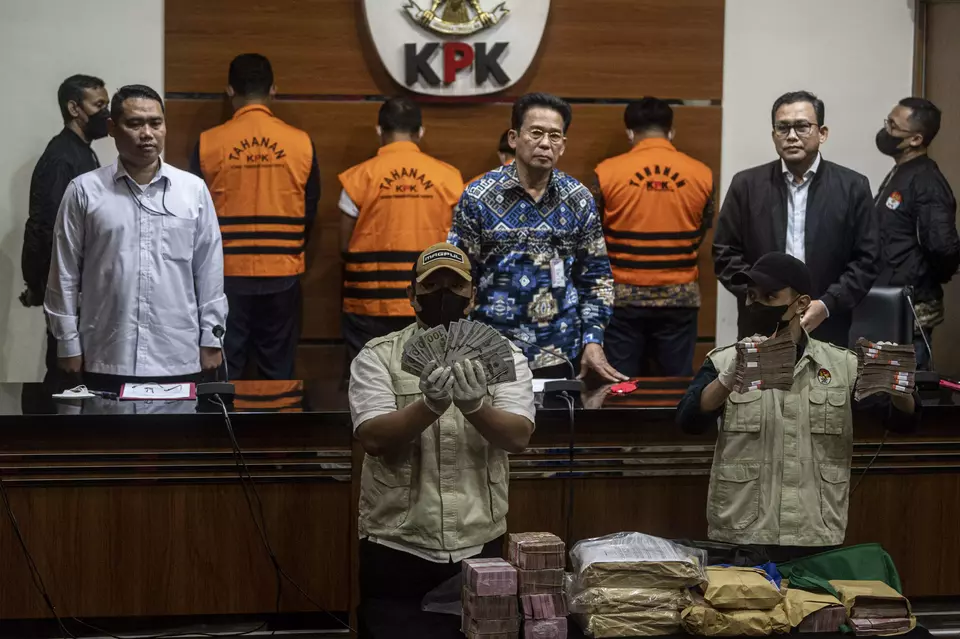 Corruption Eradication Commission (KPK) officials show a pile of banknotes as evidence and the suspects of a graft scandal in the railway directorate during a news conference in Jakarta on April 13, 2023. (Antara Photo)