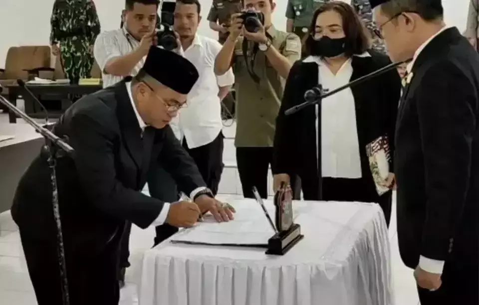 Mukmin Mulyadi, left, is installed as a member of the Tanjung Balai Legislative Council in North Sumatra on March 29, 2023. (Handout)
