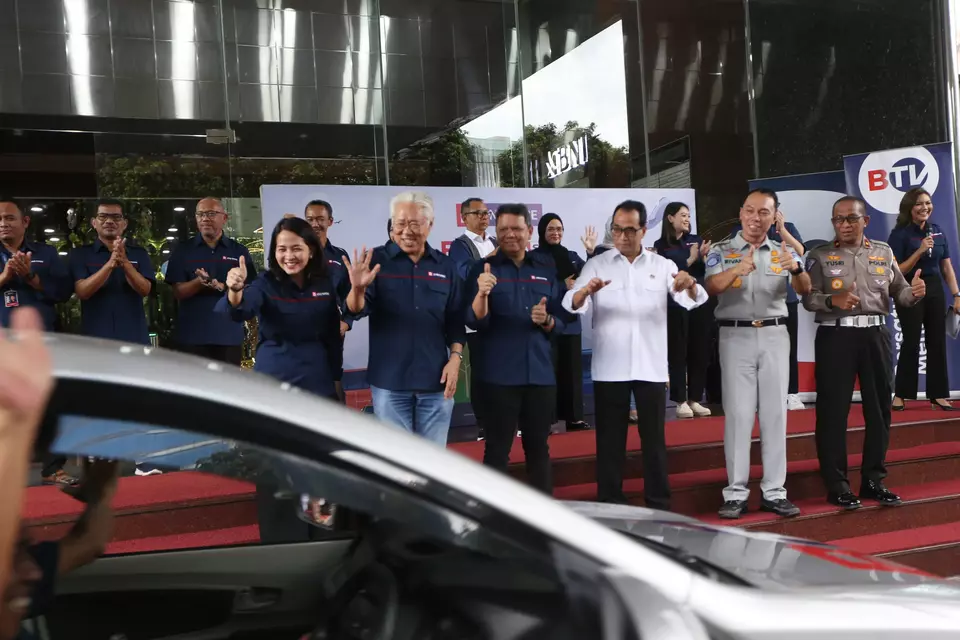 Transportation Minister Budi Karya Sumadi, third right, sees off BTV teams for Ramadan exodus reporting at B-Universe Media Holdings office in Jakarta on April 14, 2023. (Mohammad Defrizal)