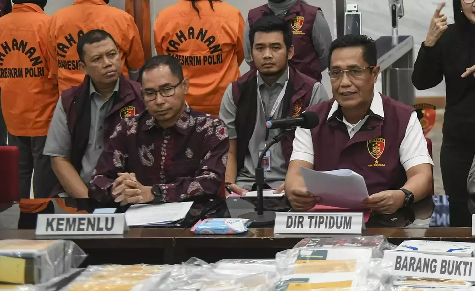 File Photo: In this April 4, 2023 photo, Foreign Affairs Ministry director of Indonesian citizen protection Judha Nugraha, left, holds a joint press conference with National Police director of general crime division Brig. Gen. Djuhandani Rahardjo Puro in Jakarta. (Antara photo)
