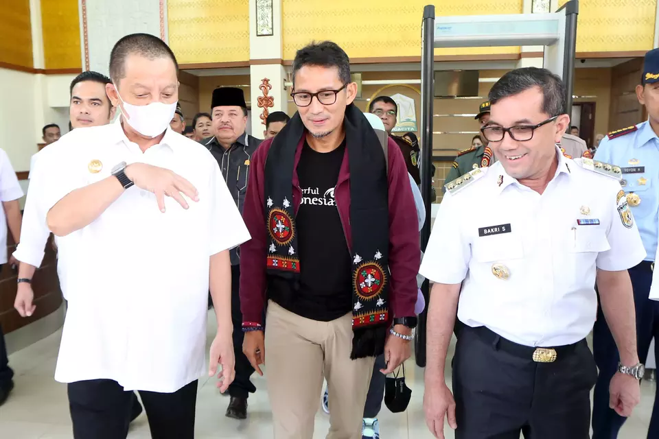 Sandiaga Uno, center, is welcomed by acting Aceh Governor Achmad Marzuki, left, and Banda Aceh Mayor Bakri Siddiq during a visit to the provincial capital Banda Aceh on April 12, 2023. (Antara photo)