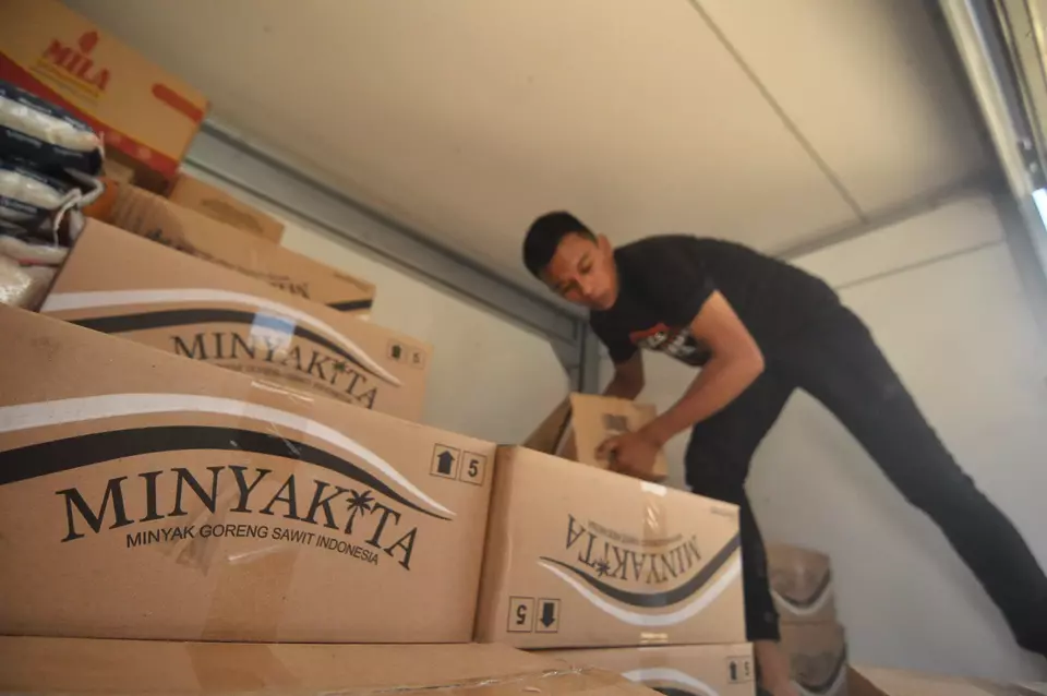 A man unloads Minyakita cooking oil from a truck in Bengkulu on March 6, 2023. (Antara Photo/Muhammad Izfaldi)
