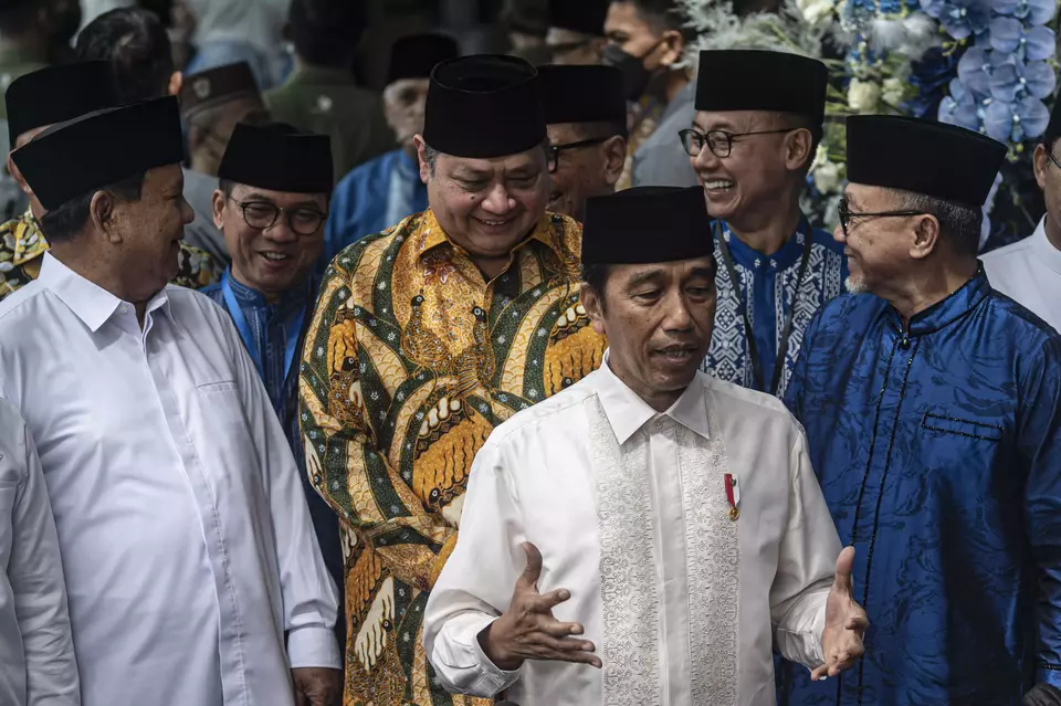 President Joko Widodo, center, meets with the leaders of pro-government political parties at National Mandate Party (PAN) s headquarters in Jakarta, Sunday, April 2, 2023. (Antara Photo) 