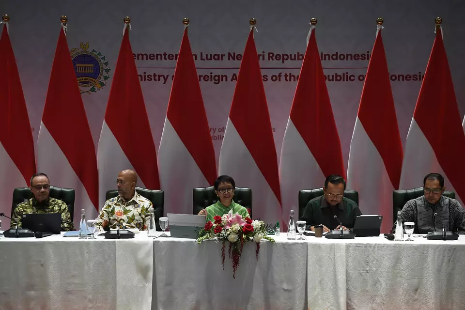 Foreign Affairs Minister Retno Marsudi, center and Director for Citizen Protection Judha Nugraha, right speak to reporters in Jakarta on May 5, 2023. (Antara Photo/Sigid Kurniawan)
