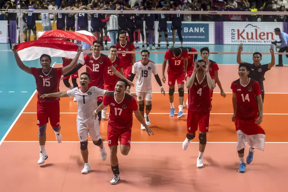 Indonesian players celebrate after winning the SEA Games gold medal in men's indoor volleyball at Main Hall Olympic Stadium in Phnom Penh, Cambodia by beating the host country on May 8, 2023. (Antara Photo)