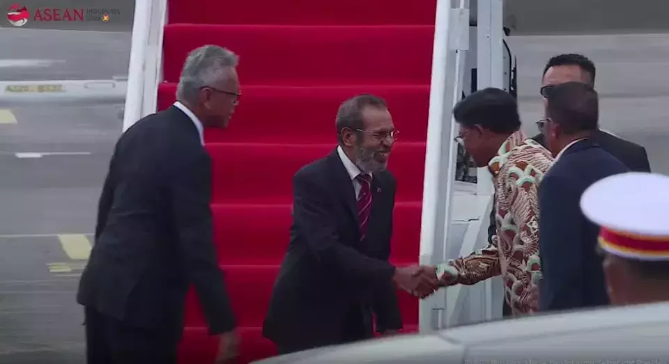 Timor Leste Prime Minister Taur Matan Ruak shakes hands with Communications Minister Johnny G Plate at Komodo Airport in Labuan Bajo on May 9, 2023. (JG Screenshot)